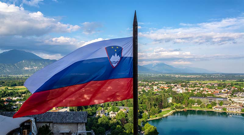Cover size 10 بررسی روش های اقامت و مهاجرت به اسلوونی