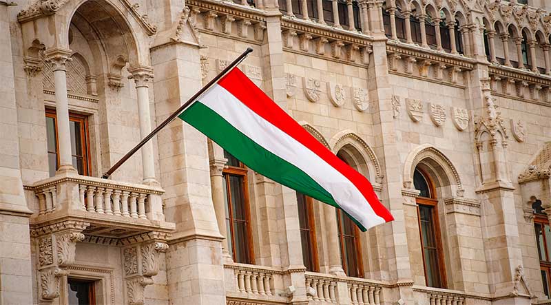 Cover size 7 بررسی روش های اقامت و مهاجرت به مجارستان