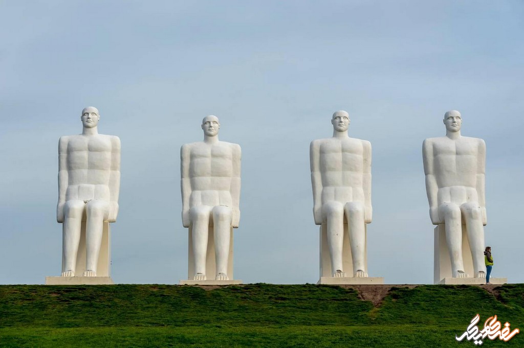 مجسمه مردان در دریا از دیدنی های شهر اسبیرگ | سفری دیگر
