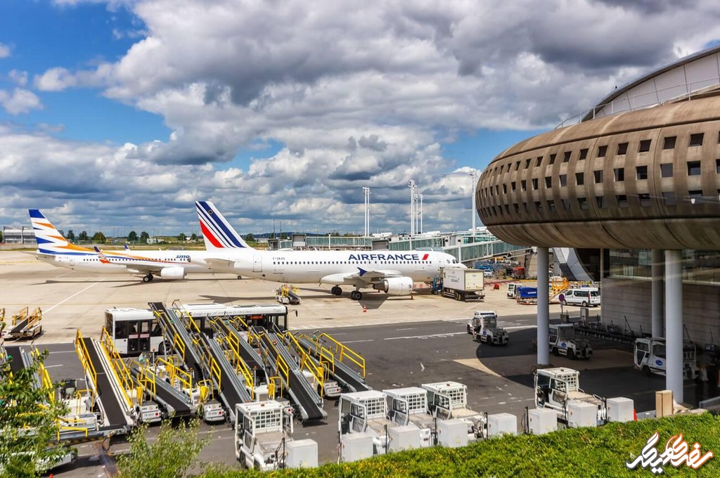 از دل شهر نور و زیبایی‌های بی‌پایانش، فرودگاه بین‌المللی شارل دوگل به‌عنوان دروازه‌ای رو به دنیایی از امکانات، دعوت‌نامه‌ای جامع برای مسافرانی است که قصد دارند پا به پایتخت فرهنگ و هنر اروپا بگذارند - سفری دیگر