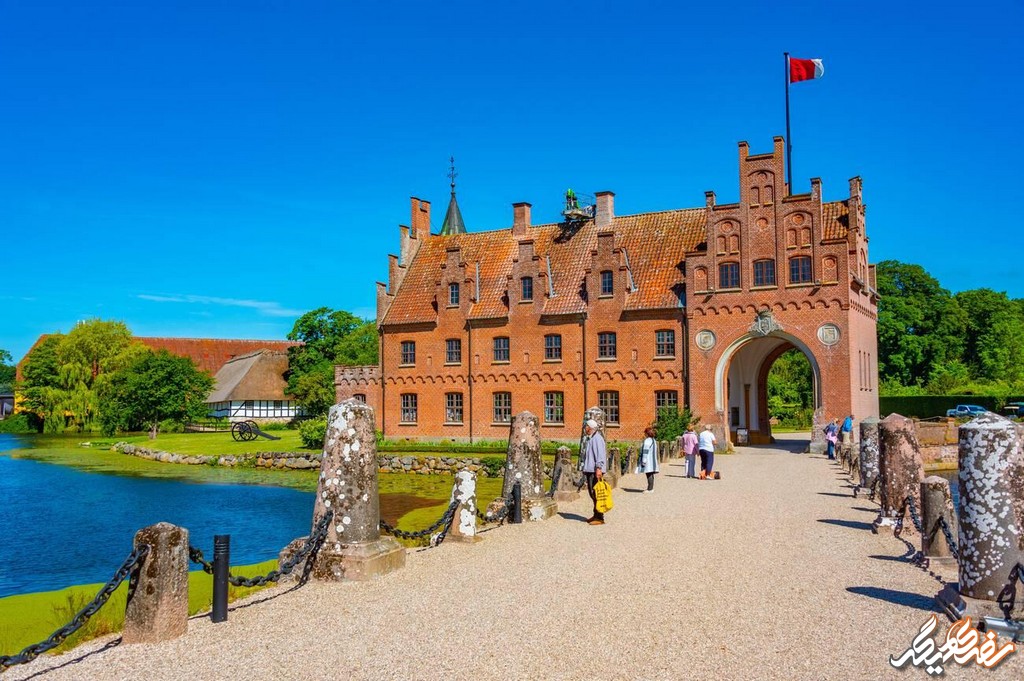 اگرچه این پارک در دل محیط تاریخی قلعه Egeskov (قلعه اگسکوف) واقع شده، اما به خودی خود یکی از دیدنی‌های شهر محسوب می‌شود - سفری دیگر