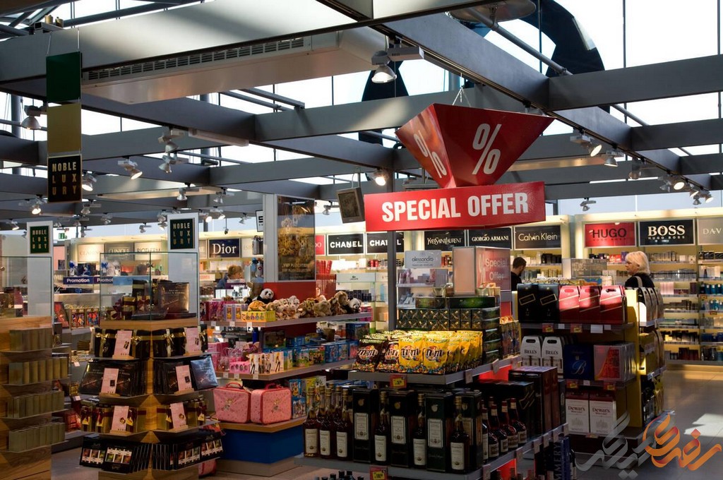 این فرودگاه دارای فروشگاه‌های معاف از مالیات (Duty-Free) می‌باشد که انواع محصولات از جمله عطر، شکلات، نوشیدنی‌ها و محصولات لوکس را با قیمت‌های رقابتی ارائه می‌دهند. 