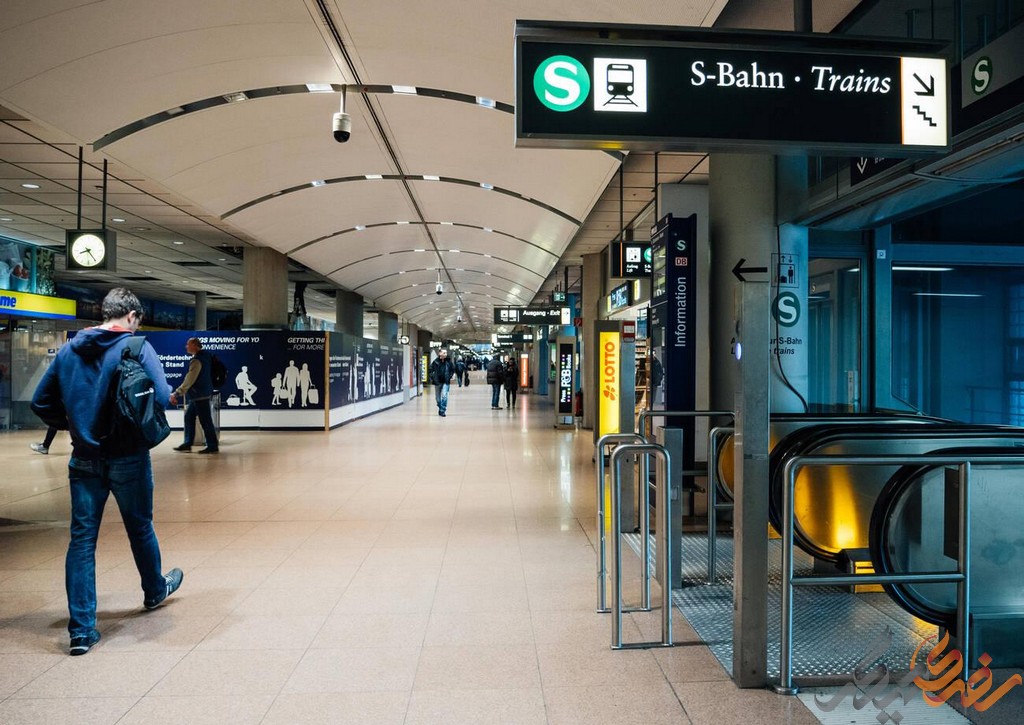 دسترسی به این فرودگاه و از آن به شهر از طریق وسایل نقلیه عمومی نظیر اتوبوس، قطار (S-Bahn) و تاکسی بسیار آسان است.