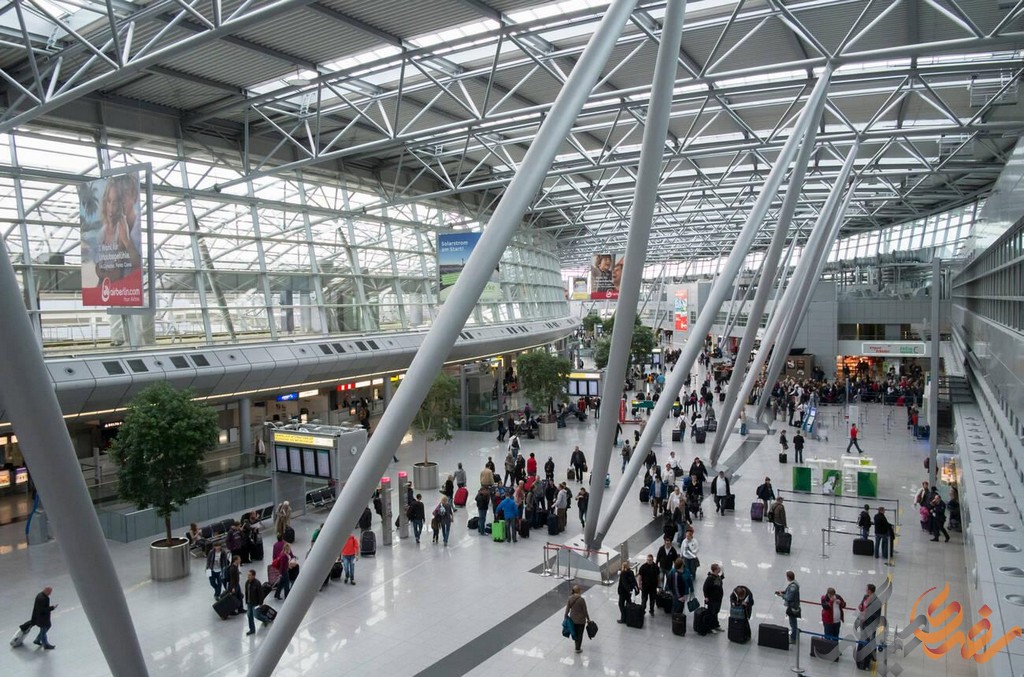 از تاریخچه غنی فرودگاه دوسلدورف (Düsseldorf Airport) که ریشه در دهه‌های گذشته دارد و با گذر زمان به یکی از مدرن‌ترین فرودگاه‌های اروپا مبدل شده، گرفته تا مقصد‌های بین‌قاره‌ای و داخلی که زیر بال‌های هواپیماهایی که از باند‌های آن به آسمان برمی‌خیزند، گسترده شده است، همگی نشان‌دهنده اهمیت این مرکز هوایی می‌باشند.