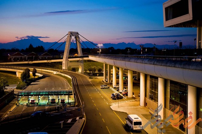 دسترسی به و از فرودگاه مالپنسا به لطف خدمات حمل‌ونقل منظم و متنوع، آسان است. مسافران می‌توانند از طریق قطار، اتوبوس، تاکسی و کرایه اتومبیل به مرکز شهر میلان و دیگر نقاط مهم دسترسی پیدا کنند