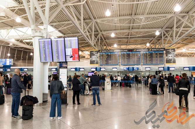فرودگاه آتن با توجه به ارتباطات حمل‌ونقلی گسترده‌ای که دارد، به راحتی به مرکز شهر و مناطق اطراف متصل است. مسافران می‌توانند از طریق قطارهای مترو، خطوط اتوبوس و تاکسی‌های مختلف به‌سادگی به مقصد خود برسند. 