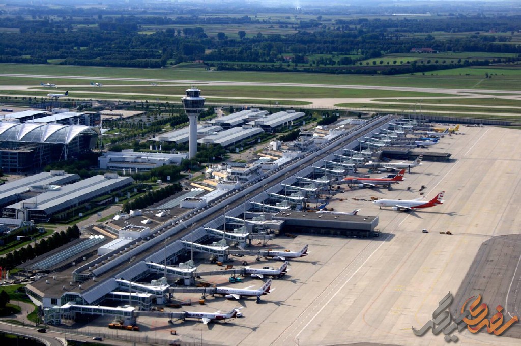 فرودگاه بین‌المللی مونیخ، که با نام فرودگاه فرانتس یوزف اشتراوس شناخته می‌شود، یکی از مهم‌ترین گره‌های حمل‌و‌نقل هوایی در اروپا است. این فرودگاه که به‌عنوان دروازه‌ای به مونیخ و بخش جنوبی آلمان عمل می‌کند، از نظر جابجایی مسافر در رتبه‌بندی‌ها همیشه در بین برترین‌ها قرار دارد.