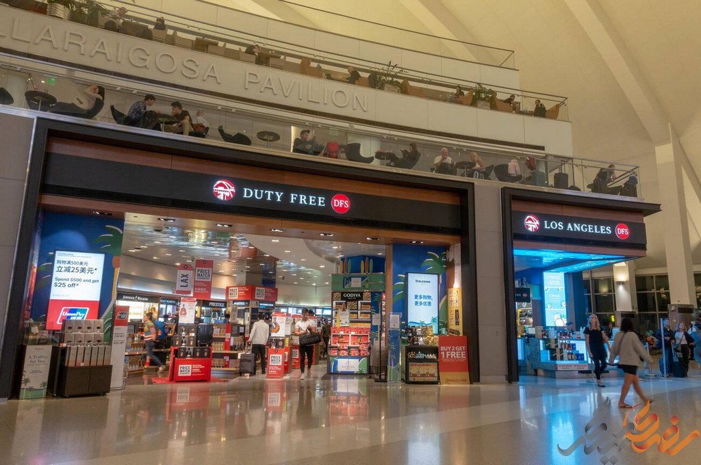 فروشگاه‌های Duty-Free در فرودگاه بین‌المللی لس‌آنجلس فرصت خرید بدون مالیات را به مسافران پیشنهاد می‌دهند. 