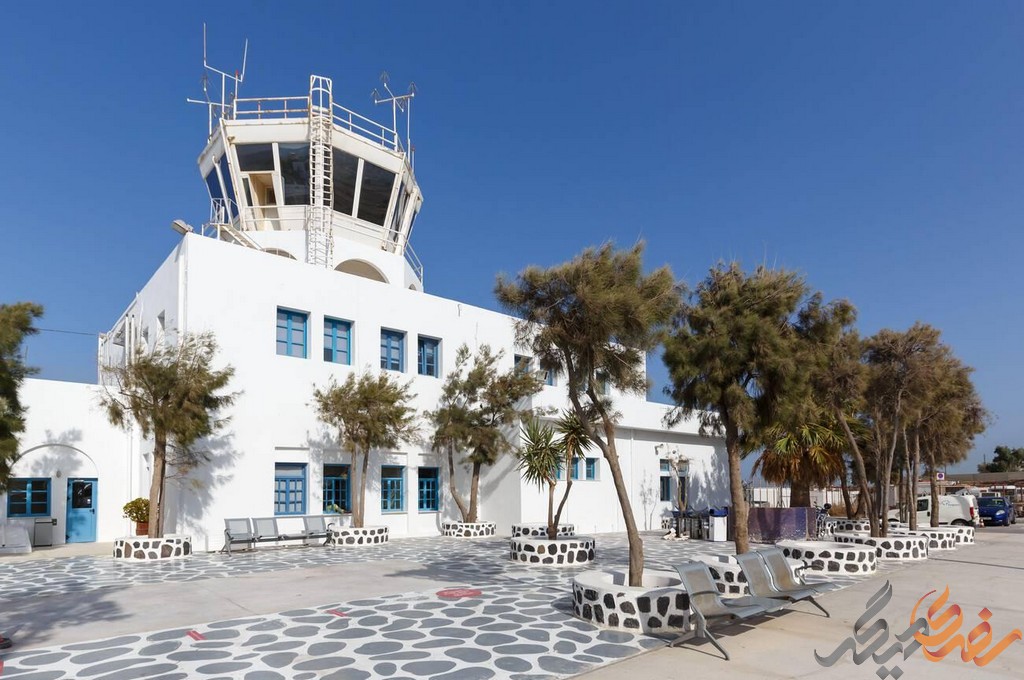 فرودگاه بین‌المللی سانتورینی یا به یونانی "Κρατικός Αερολιμένας Σαντορίνης" شناخته می‌شود، یکی از مهم‌ترین دروازه‌های ورود به این جزیره‌ی پرطرفدار است.