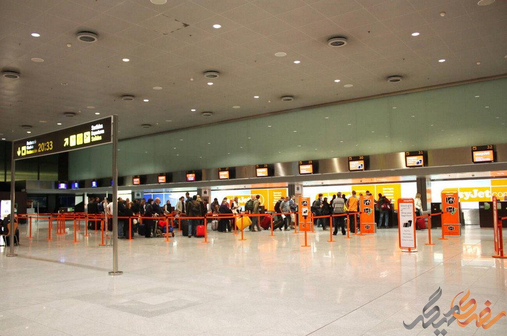 فرودگاه بارسلونا مقاصد متعددی را به‌صورت روزانه پوشش می‌دهد. پروازهای داخلی به شهرهای مختلف اسپانیا و پروازهای بین‌المللی به قاره‌های مختلف از جمله آسیا، آفریقا، آمریکای شمالی و جنوبی و کشورهای اروپایی از جمله خدمات قابل توجه این فرودگاه می‌باشند.