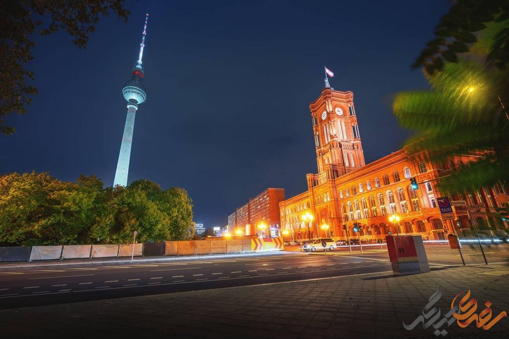  ساختمان شهرداری برلین، که به عنوان روتهاوس نیز شناخته می‌شود، بیش از یک قرن است که در قلب فرهنگی و سیاسی این شهر مهم قرار گرفته است.