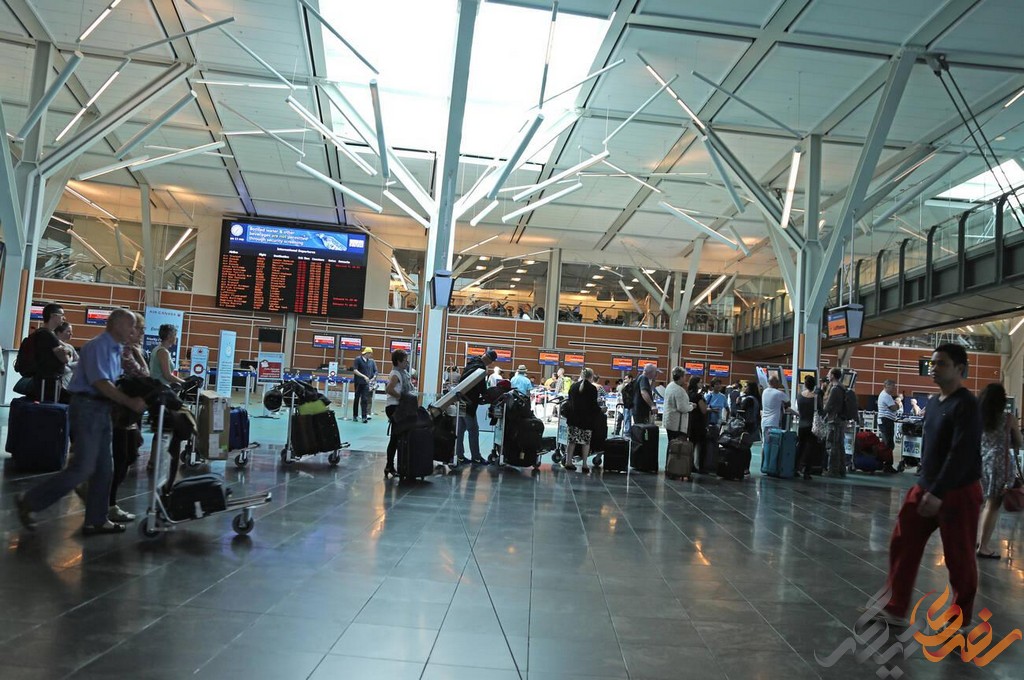 فرودگاه ونکوور مجهز به فروشگاه‌های معاف از مالیات (Duty-Free) با محصولات متنوعی است