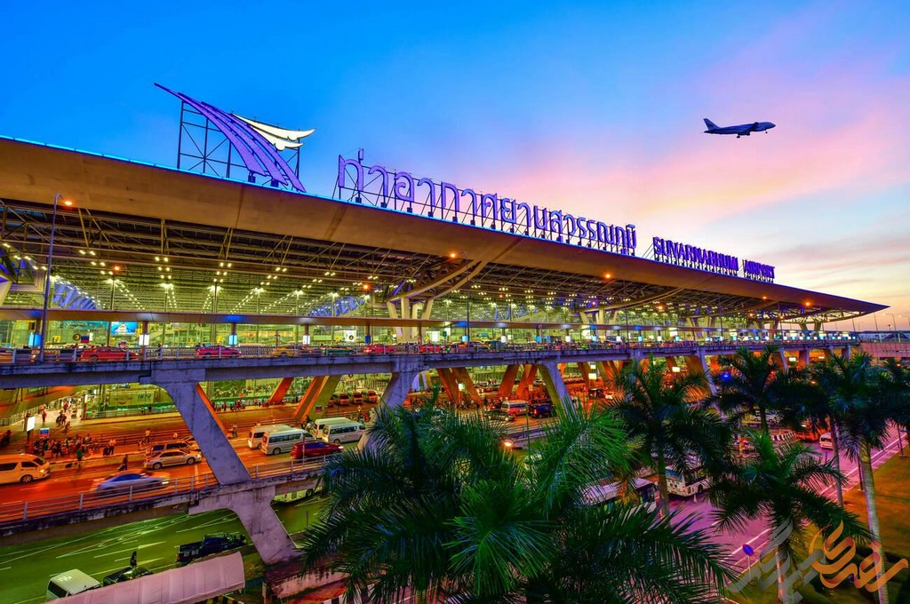 این فرودگاه نه تنها دروازه‌ای برای ورود به فرهنگ و تمدن باستانی تایلند است، بلکه به عنوان یکی از مهم‌ترین مراکز ترانزیتی آسیا نیز شناخته می‌شود.