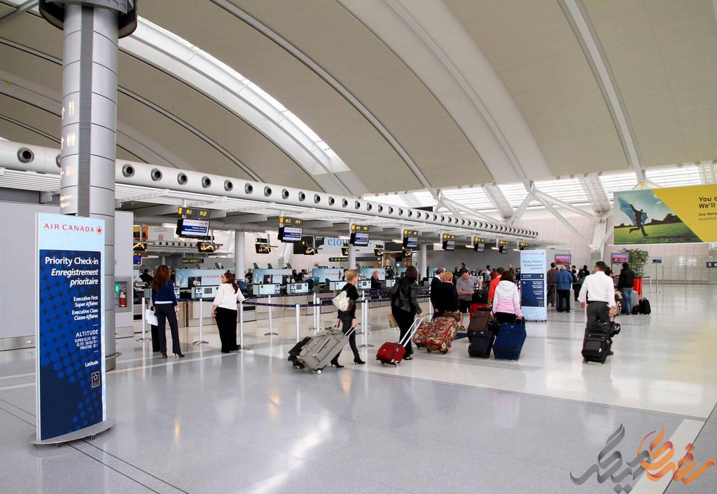  فرودگاه بین‌المللی پیرسون تورنتو (Flughafen Toronto-Pearson) ، نامی آشنا برای گردشگران و بازرگانان، همچون یکی از مهم‌ترین گره‌های حمل‌ونقل هوایی در آمریکای شمالی، خدماتی درخور توجه به جامعه جهانی ارائه می‌دهد.