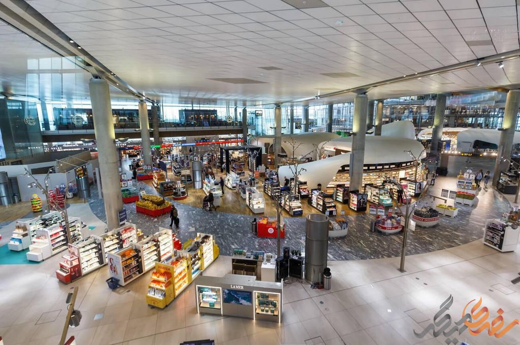 فرودگاه گاردرموئن دارای فری شاپ‌هایی است که محصولات متنوعی از جمله عطرها، نوشیدنی‌ها، شکلات، و سوغاتی‌های محلی را با قیمت‌های رقابتی به فروش می‌رساند.