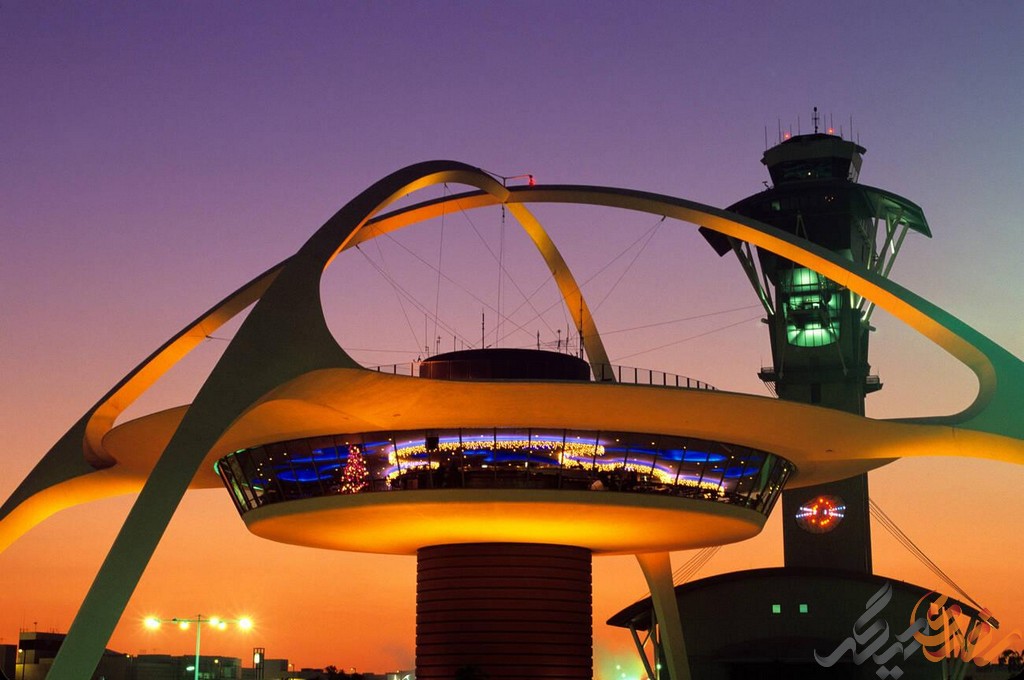 فرودگاه بین‌المللی لس‌آنجلس، که به اختصار LAX شناخته می‌شود، یکی از شلوغ‌ترین فرودگاه‌های جهان است که نقش به سزایی در اتصال شهر بزرگ لس‌آنجلس به سایر نقاط دنیا دارد.