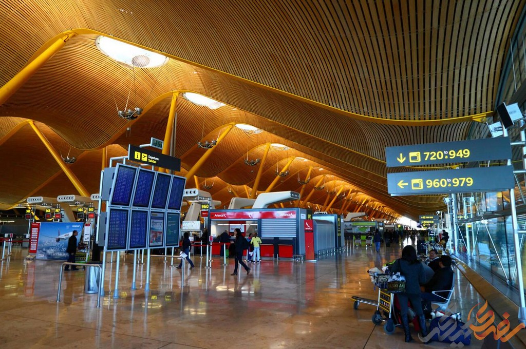 سازه‌ای که امروزه به نام فرودگاه بین‌المللی مادرید باراخاس شناخته می‌شود، فصل‌ها را شاهد تغییرات و توسعه‌ها بوده است