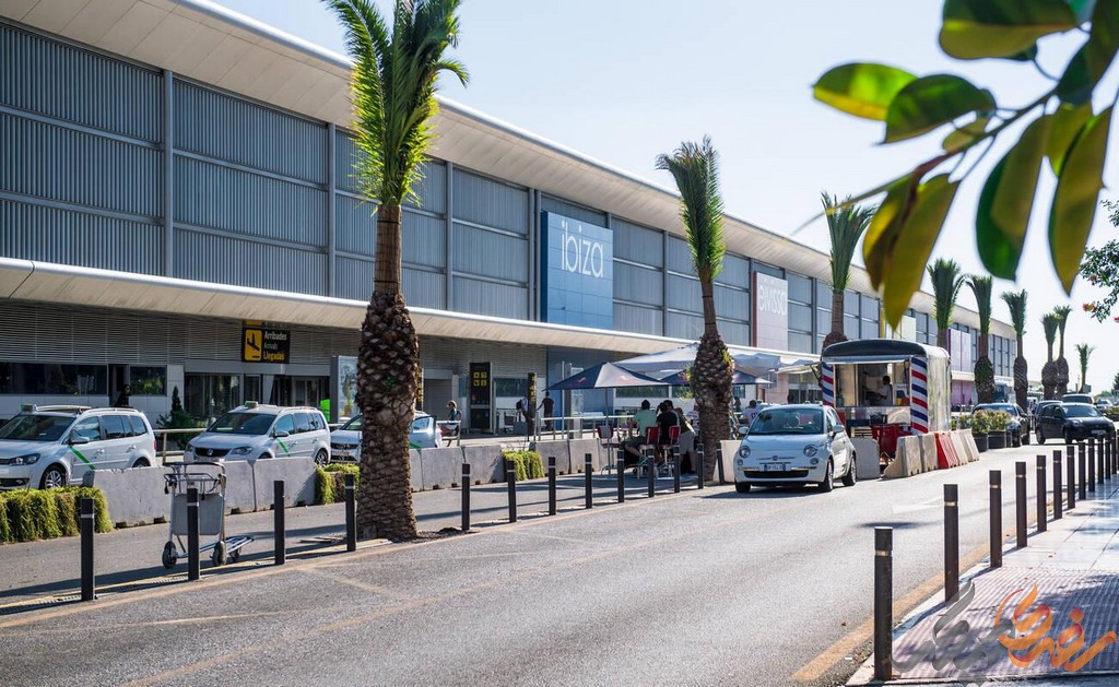 فرودگاه ایبیزا، دروازه‌ای است که شما را به دنیایی از رویاهای مدیترانه‌ای دعوت می‌کند و هر کسی که قدم در این جزیره خورشیدی می‌گذارد را مجذوب خود می‌کند.