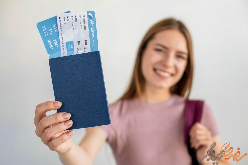 برای اخذ هر نوع ویزایی، لیستی از مدارک مورد نیاز وجود دارد که باید جمع‌آوری و ارائه شوند. این مدارک عموماً شامل پاسپورت معتبر، عکس‌های پاسپورتی، تکمیل فرم درخواست ویزا، برنامه‌ریزی سفر مانند رزرو بلیط هواپیما و هتل، بیمه سفر، و گاهی اوقات نامه‌های دعوت یا ضمانت‌نامه مالی است. با دقت به جزئیات و مدارک خواسته شده توسط سفارت یا کنسولگری اسپانیا توجه کنید.
