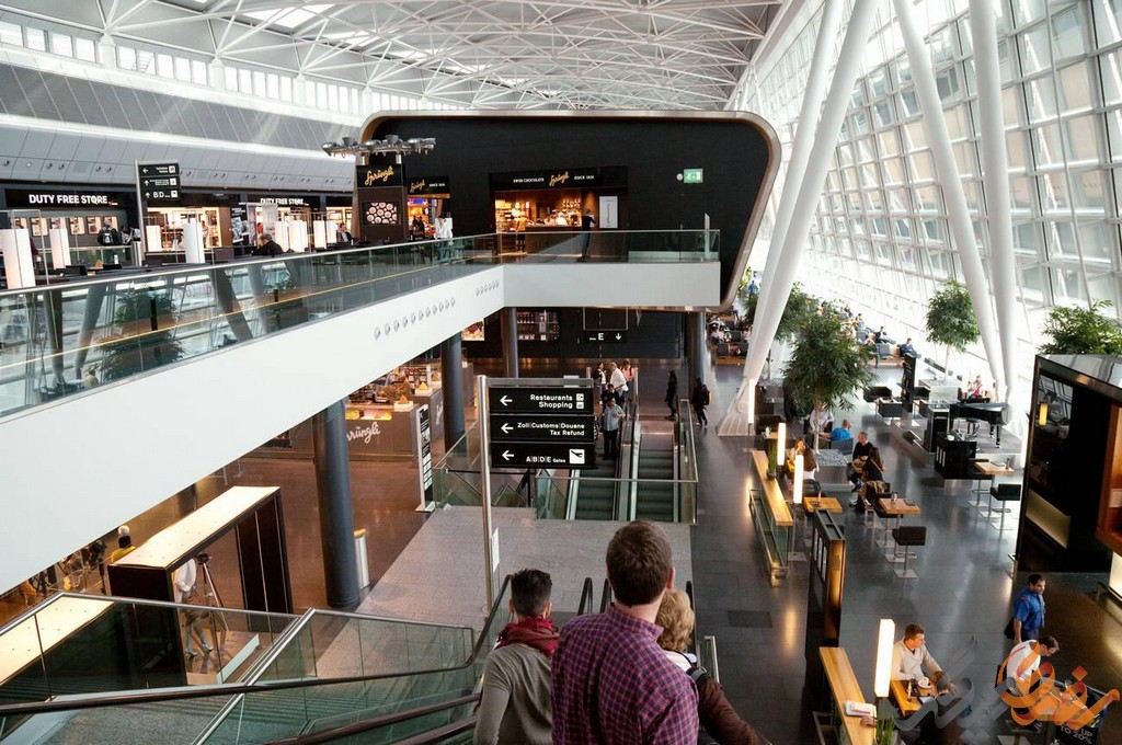 فرودگاه زوریخ، که بیش از نیم قرن است در خدمت مسافران از سراسر جهان است، فقط یک مرکز حمل و نقل نیست، بلکه نمادی است از نوآوری و پیشرفت.