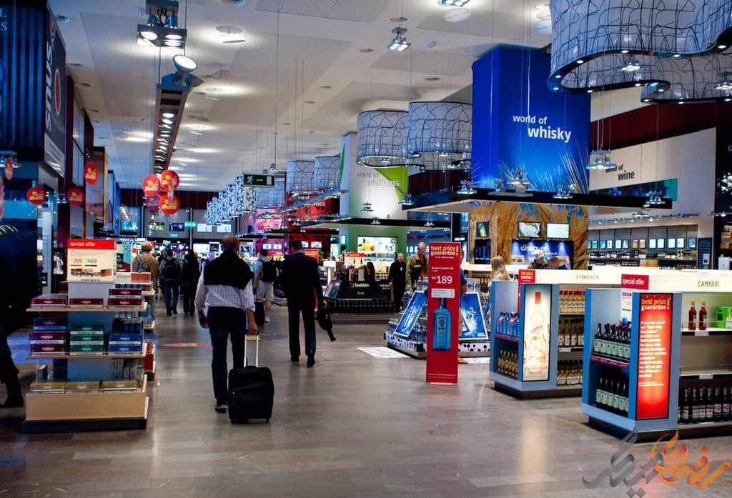 برای علاقه‌مندان به خرید، فرودگاه استکهلم-آرلاندا انواع گسترده‌ای از فری‌شاپ‌ها و فروشگاه‌های بین‌المللی را ارائه می‌دهد. مسافران می‌توانند از محصولات آرایشی و بهداشتی گرفته تا شکلات‌های سوئدی و اقلام یادگاری متنوع را خریداری نمایند.