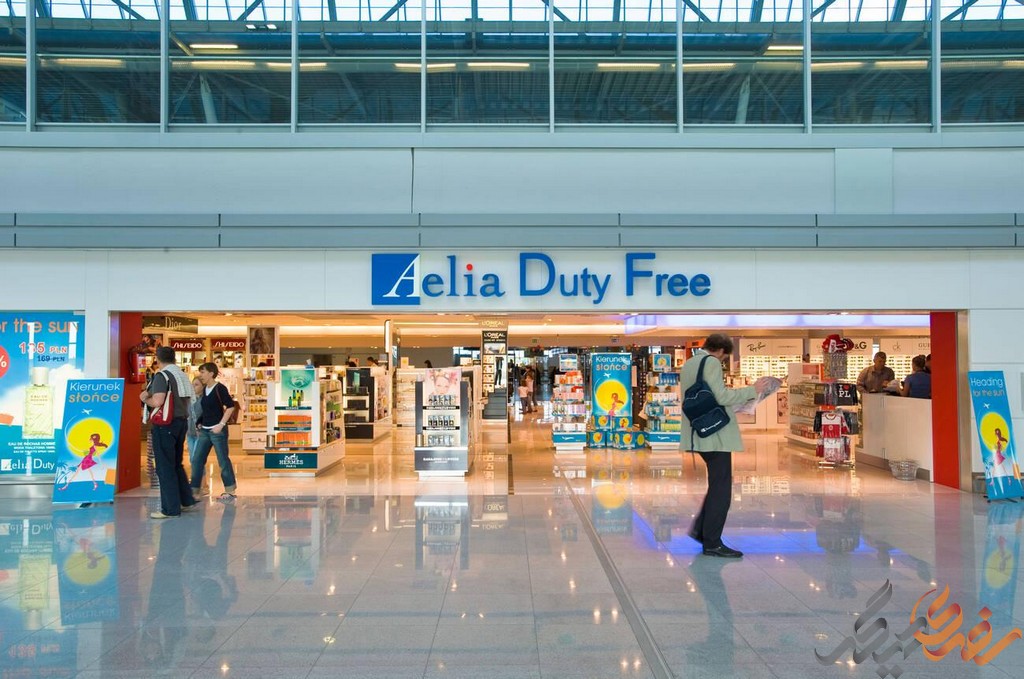 فرودگاه شوپن فری شاپ‌هایی را ارائه می‌دهد که در آن می‌توان کالاهای معاف از مالیات از جمله عطر، شکلات، الکل، تنباکو و سوغاتی‌های لهستانی را خریداری کرد