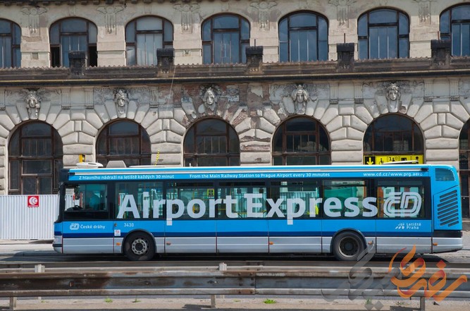 راه‌های دسترسی به فرودگاه پراگ شامل تاکسی، اتوبوس و خودروهای اجاره‌ای است. خطوط اتوبوس عمومی و سرویس‌های شاتل نیز برای رفت‌وآمد به مرکز شهر و نقاط مختلف در دسترس مسافران می‌باشند