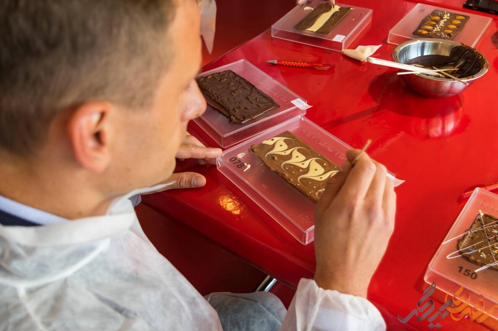 موزه شکلات هامبورگ که به نام Chocoversum نیز شناخته می‌شود، نه تنها یک موزه است بلکه یک تجربه چندحسی است که بازدیدکنندگان را در یک سفر حسی و اطلاعاتی به دنیای شکلات فرا می‌خواند.