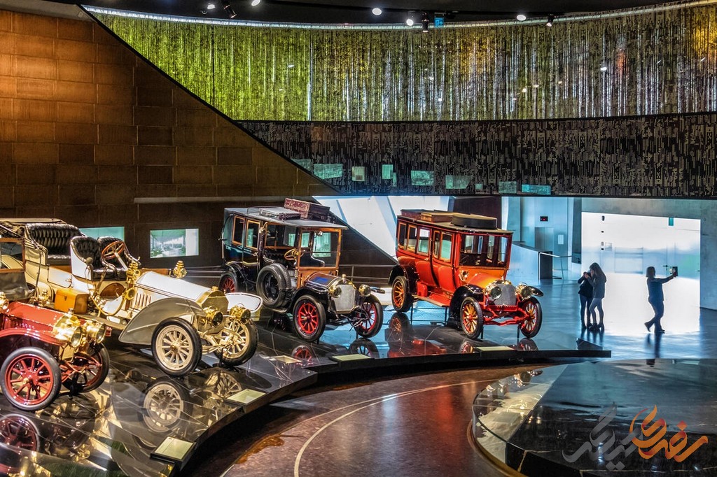 این موزه دعوت‌نامه‌ای برای غواصی در اعماق تاریخ صنعت خودرو است، جایی که با هر گام، شاهد نوآوری‌ها، موفقیت‌ها و حتی چالش‌هایی هستیم که این برند با آن‌ها روبرو شده است.