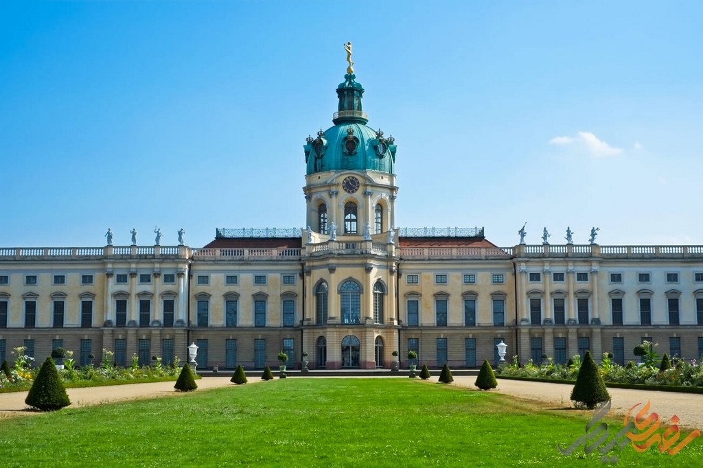 کاخ شارلوتنبورگ (Charlottenburg Palace) ، با معماری بی‌مانند باروک و روکوکو، نه تنها به عنوان پناهگاه شاهان و ملکه‌های پیشین به یادگار مانده بلکه به عنوان عرصه‌ای برای جشن‌ها، نمایشگاه‌ها و رویدادهای فرهنگی دنیای امروز نیز شناخته می‌شود
