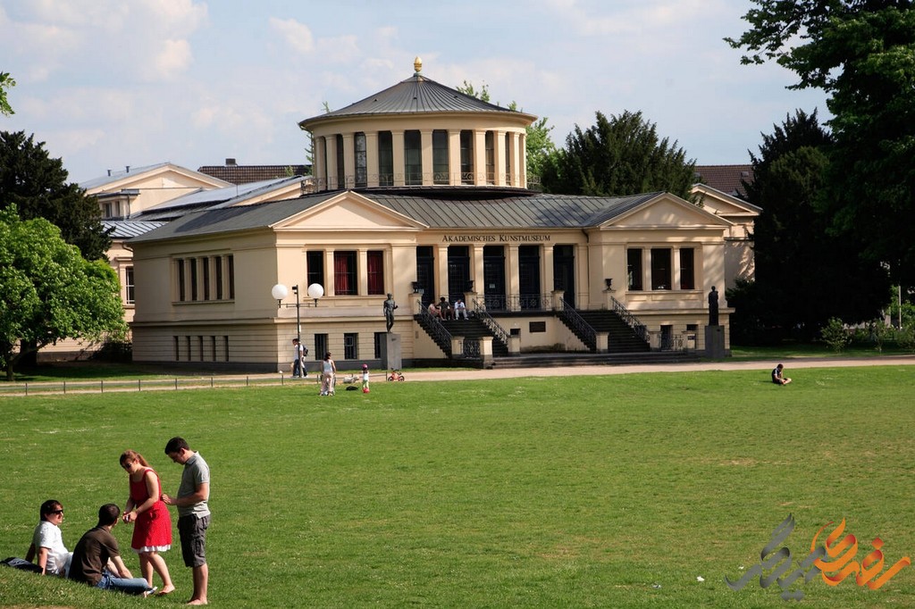 موزه هنر آکادمیک بن Bonn Museum of Academic Art ، که در ساختمانی تاریخی با معماری چشم‌نواز و فضاهای داخلی فرح‌بخش جای گرفته است، مکانی است که هر دوستدار هنری باید به آن سفر کند. 