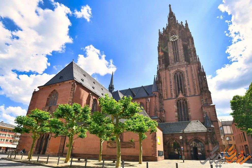 کلیسای جامع رومی فرانکفورت، فراتر از یک مکان مذهبی، نمادی از هویت فرهنگی و تاریخی شهر است.