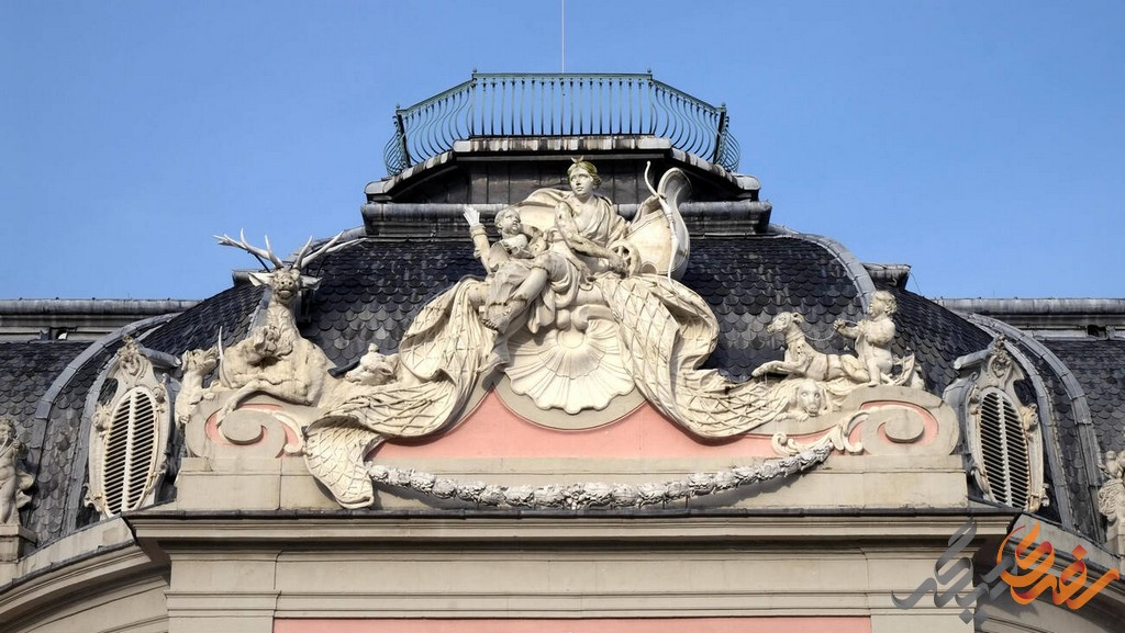 کاخ اشلاس بنرت، با معماری‌اش که یادآور دوره‌های شکوهمند گذشته است، و باغ‌هایی که هر بیننده‌ای را به‌زمان‌های دیگر می‌برد، بخش ارزنده‌ای از تاریخ و هویت شهر دوسلدورف به‌شمار می‌آید. 