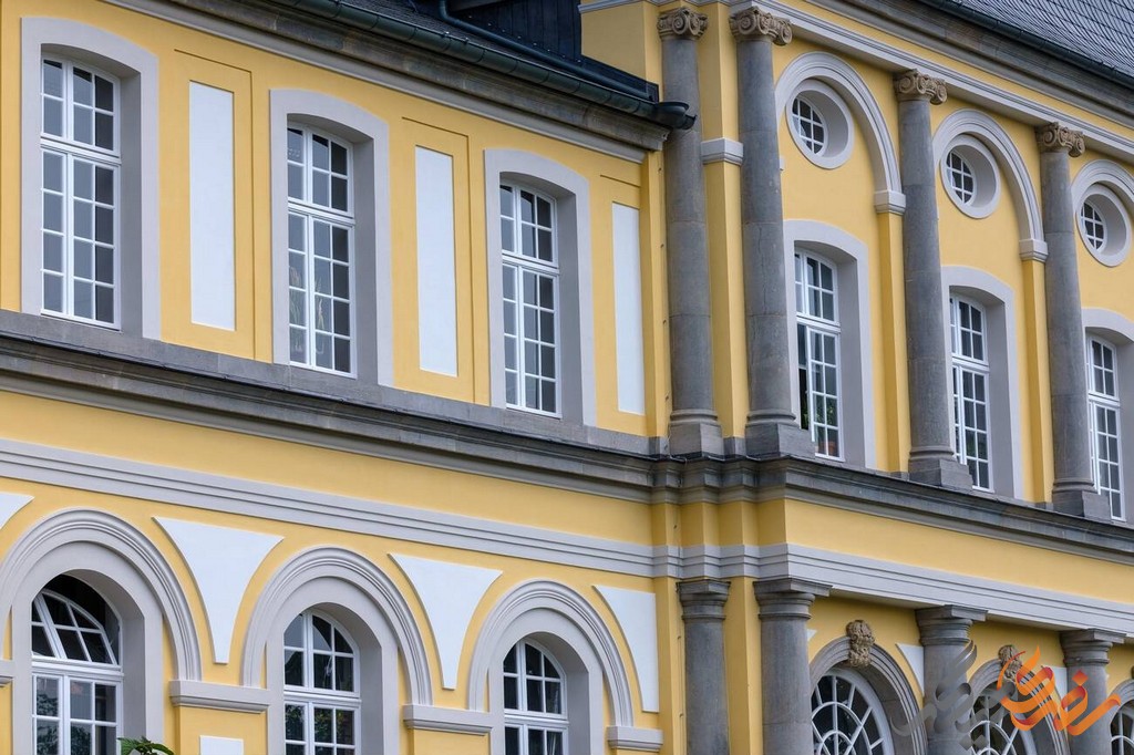 قصر پوپلزدورف که بر روی خرابه‌های بنای قدیمی‌تری استوار شده، در سالهای بین ۱۷۱۵ تا ۱۷۴۰ تحت نظر معمار مشهوری به نام یوهان کانراد شلاون ساخته شد.