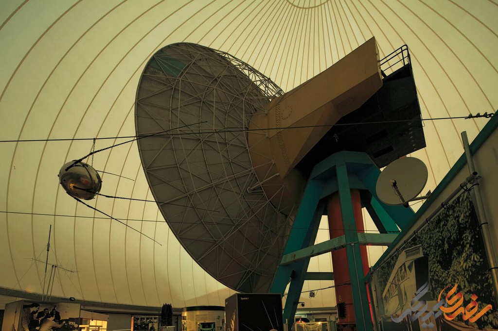 رصدخانه بوخوم نمادی از ترکیب علم و آموزش است. بازدیدهای عمومی و برگزاری کارگاه‌های آموزشی، به علاقه‌مندان فرصت‌هایی برای مطلع شدن از مباحث نجومی و تجربه مستقیم رصد آسمان را می‌دهد