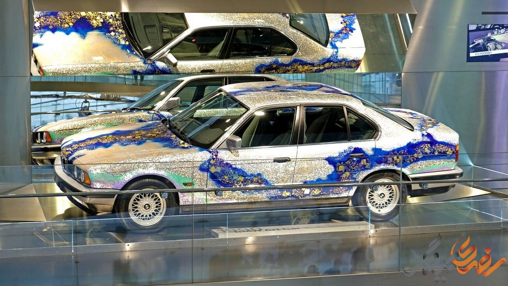 در قلب موزه بی‌‌ ام ‌دابلیو، نمایشگاه‌های دائمی قرار دارند که طیف وسیعی از خودروهای تولید شده توسط این شرکت را دربرمی‌گیرد.