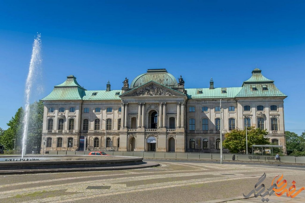 کاخ ژاپنی درسدن، معروف به Japanisches Palais، در اصل به دستور اوگوست قوی، ناخدای سکسونی و لهستان ساخته شده بود.