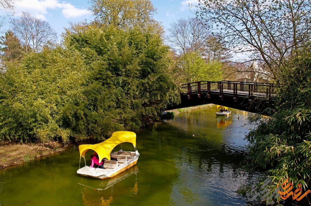 پارک لوئیزن مجموعه‌ای گسترده از فضاهای سبز، باغ‌های گل، آب‌نماها و دریاچه‌های کوچک را در خود جای داده است. 