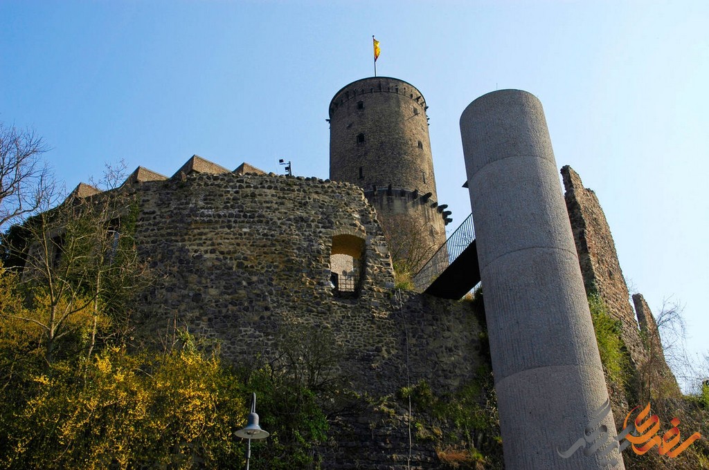 یکی از این مکان‌های دیدنی و پر رمز و راز، قلعه‌ی گادسبرگ است که با قدمتی چشمگیر، تاریخ و فرهنگی غنی را در خود جای داده است.