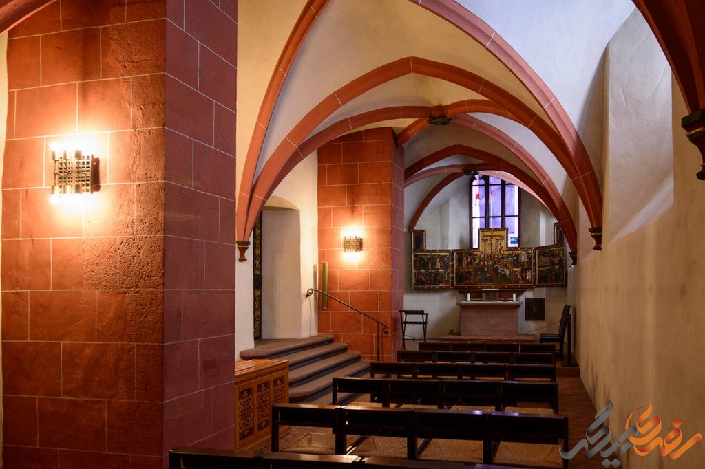 از نظر معماری، کلیسای جامع فرانکفورت نمونه‌ای برجسته از سبک گوتیک است.