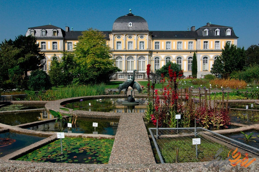 قصر پوپلزدورف بن، این نگین تابناک آلمانی، درخششی بی‌همتا دارد. این قصر که نمادی از هنر معماری باروک و روکوکو است