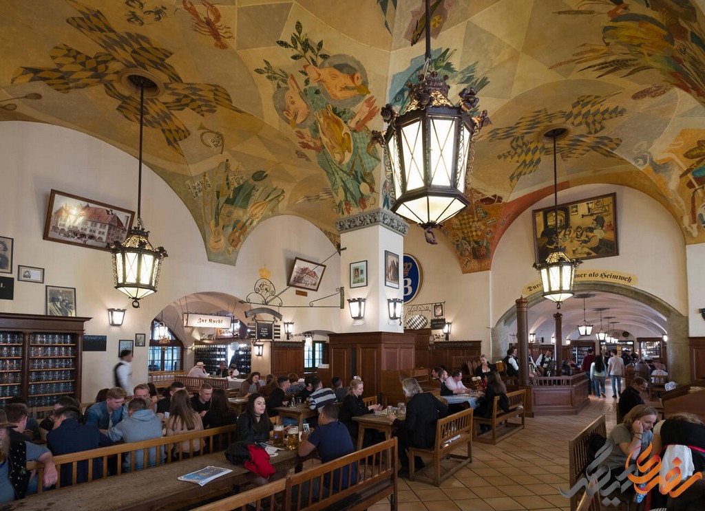  هافبرا هاوس (Hofbräuhaus)، بیش از صرف یک مکان سنتی برای نوشیدن آبجو، به عنوان یکی از مشهورترین آبجوخانه‌های جهان شناخته شده و نمادی از میراث غنی بایرن در طول قرون متمادی می‌باشد.