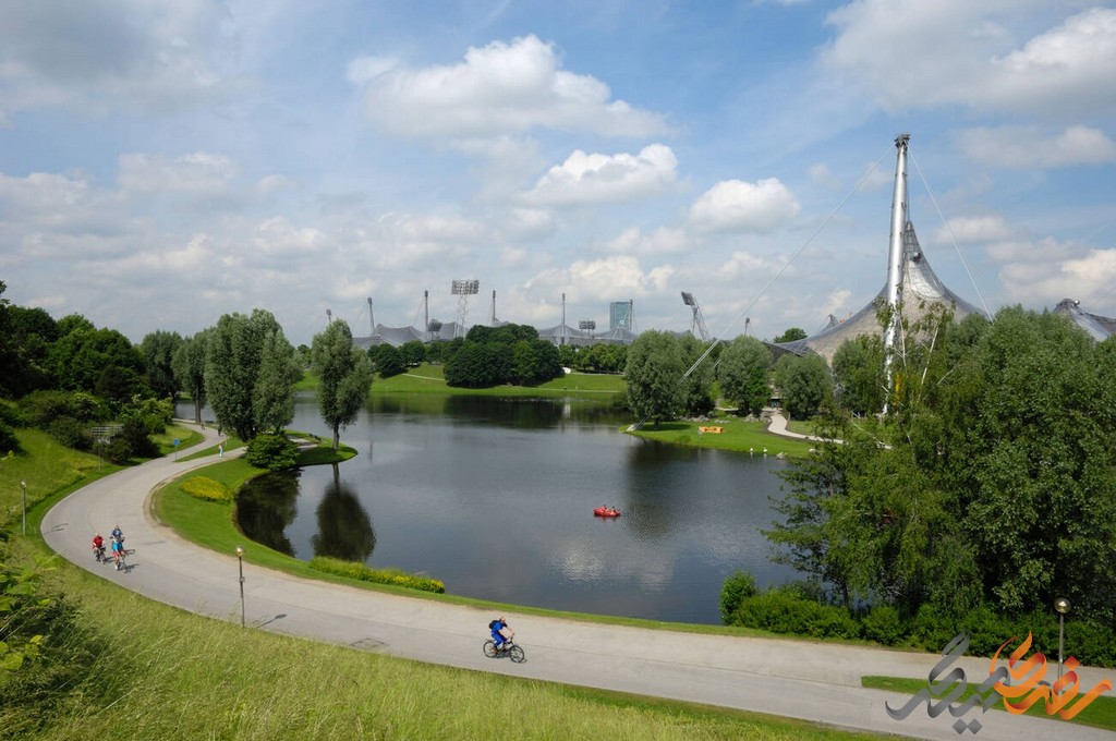 طراحی پارک المپیک مونیخ بر اساس اصول هماهنگی با طبیعت و ایجاد فضاهای باز و دلباز صورت گرفته است. 