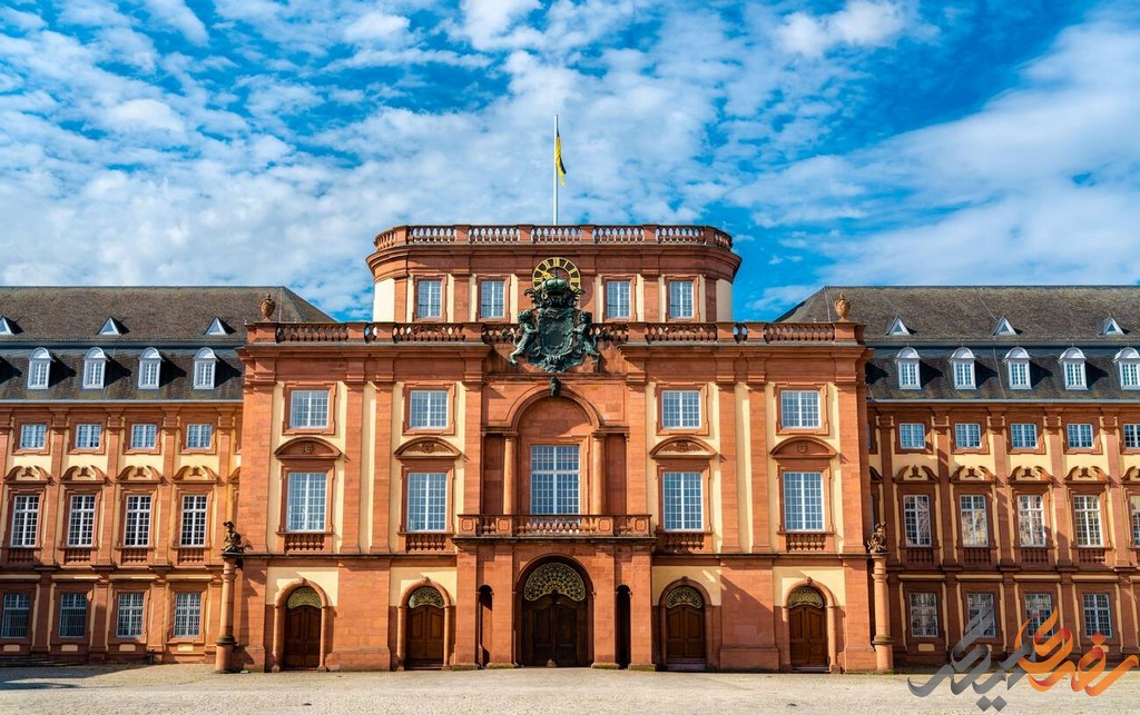 ساخت کاخ مانهایم در قرن هفدهم به دستور شاهزاده کارل لودویگ، حاکم منطقه پالاتینت، آغاز شد.