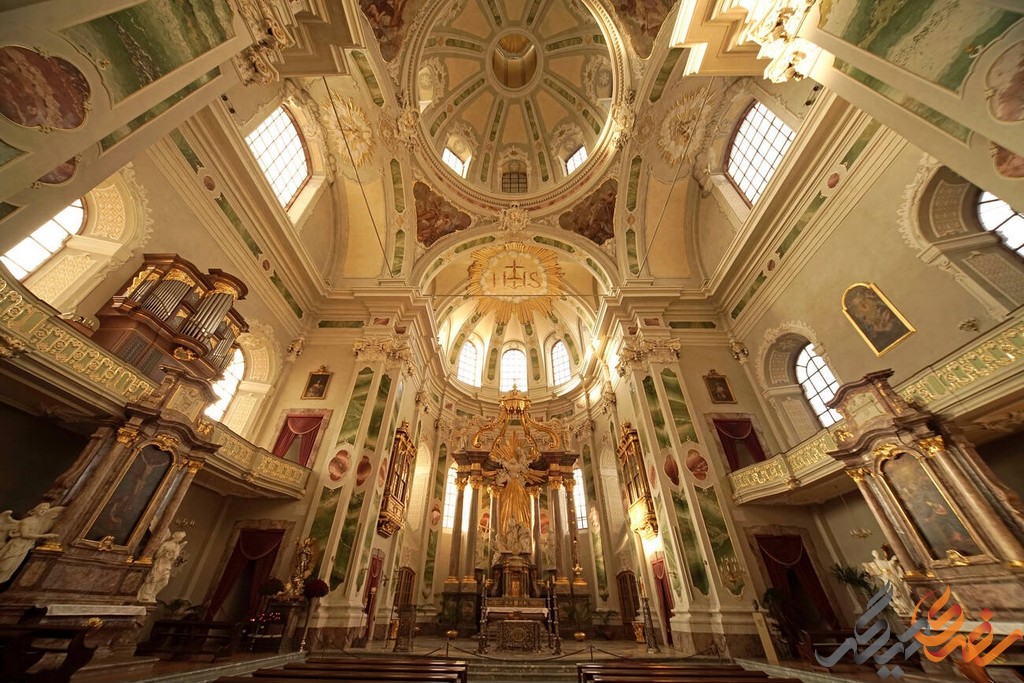 معماری کلیسای جسویت مانهایم بیانگر دوران طلایی باروک است و تزیینات داخلی آن به وضوح ویژگی‌های هنری آن دوران را منعکس می‌کند. 