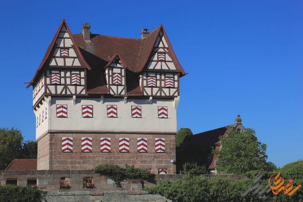 شلوس نونهوف، این قلعه‌ی زیبا و باشکوه، موزه‌ای است که گذشته‌ی نورنبرگ و غنای فرهنگی آن را به نمایش می‌گذارد. 