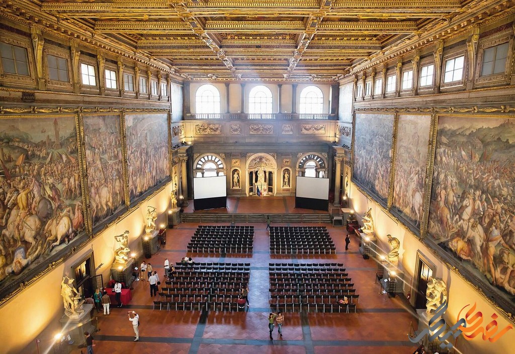 این کاخ به دلیل داشتن معماری خاص و آثار هنری ارزشمند، یکی از مقاصد گردشگری محبوب در فلورانس است.