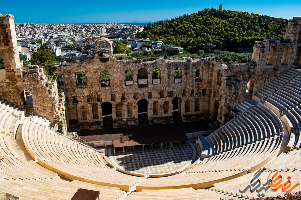 تئاتر دیونیسوس از جمله تئاترهای باستانی معروف در شهر آتن است که در دامنۀ تپۀ آکروپلیس و در کنار کوه پارتنون قرار دارد. 