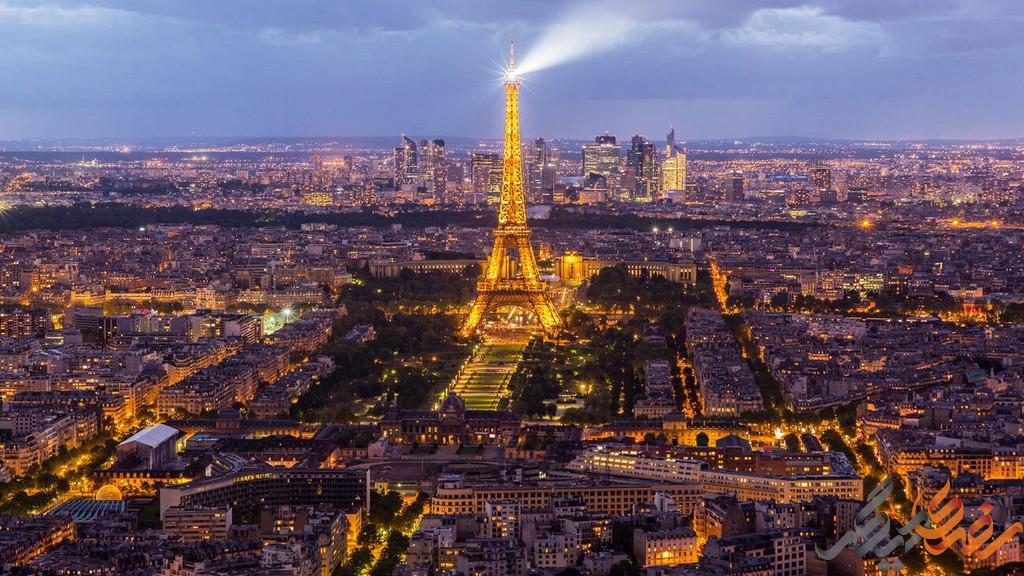 برج ایفل، که ابتدا به عنوان ساختمانی موقت برای نمایشگاه جهانی پاریس در سال ۱۸۸۹ ایجاد شد، اکنون به یکی از مشهورترین و پربازدیدترین مکان‌های گردشگری جهان تبدیل شده است. 