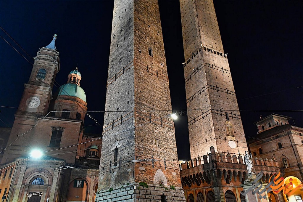 برج‌های کج Two Towers نمادی از تاریخ پر فراز و نشیب این شهر هستند.